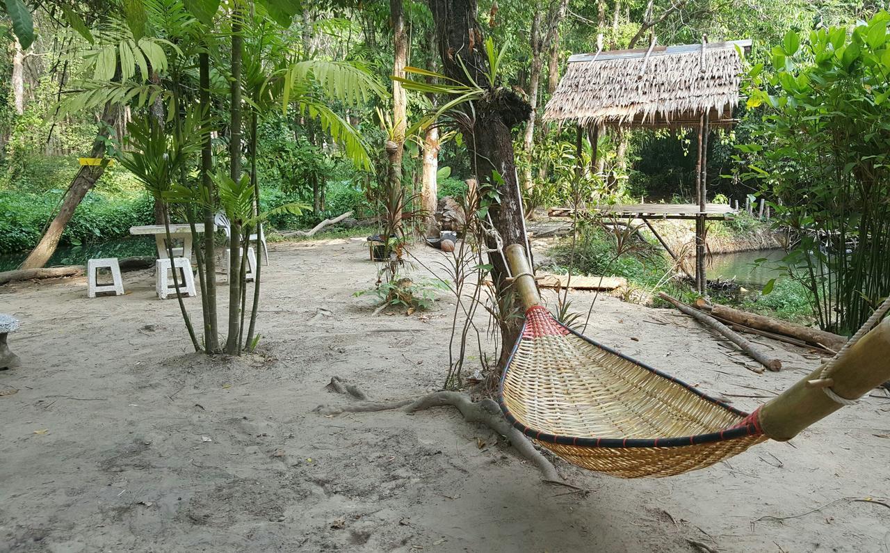 Hug Rimtharn Hotel Ban Khao Klom Bagian luar foto