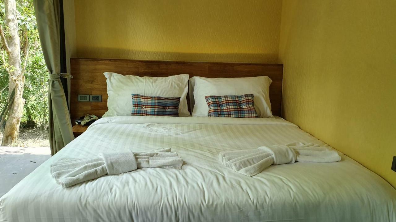 Hug Rimtharn Hotel Ban Khao Klom Bagian luar foto
